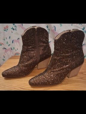 EUC Betsey Johnson Emory Diva Boho Bling Rhinestone Western Boots SZ 7.5